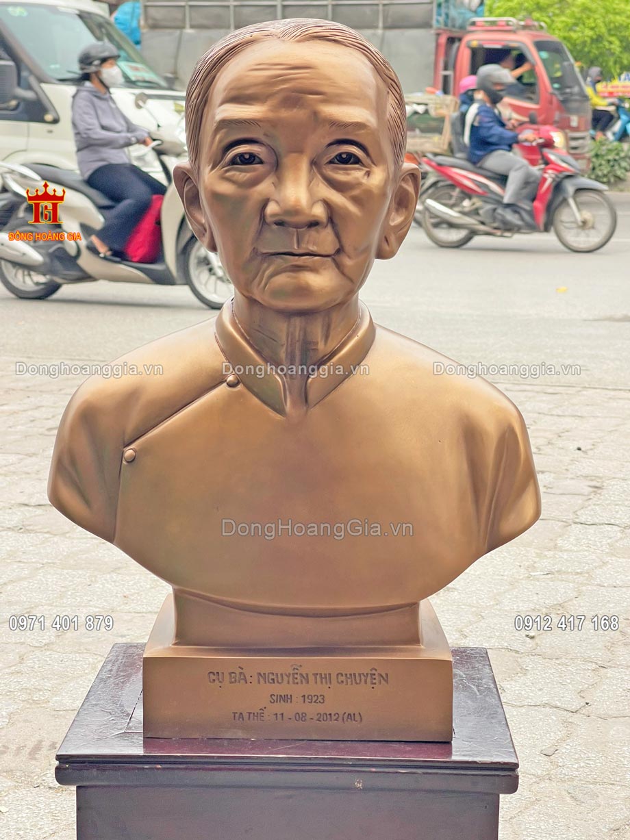 Tượng đồng chân dung cụ bà được hoàn thiện